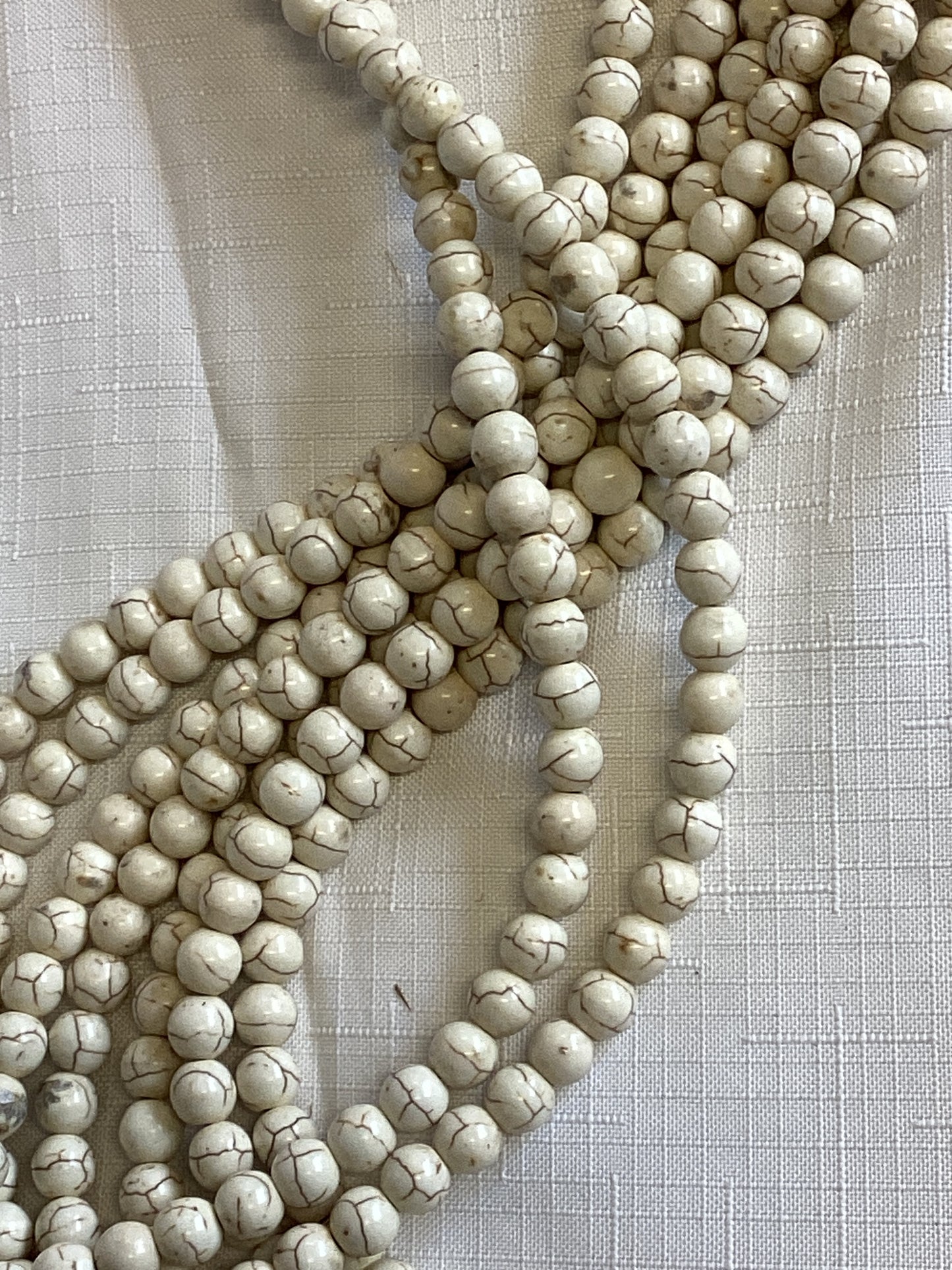 Howlite natural strand 8mm