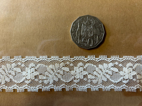 Lace Trim / Light Cream 33mm